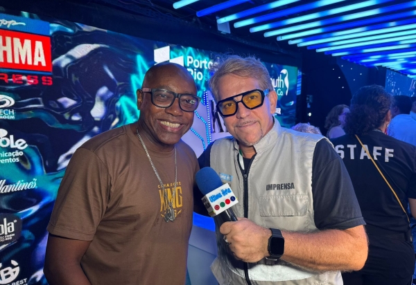 Ator Nando Cunha celebra samba e cultura no Camarote King durante Carnaval 2026