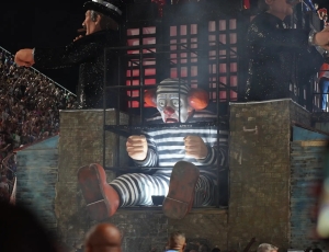 Bolsonaro passa mal na prisão após Lula ser ovacionado no carnaval