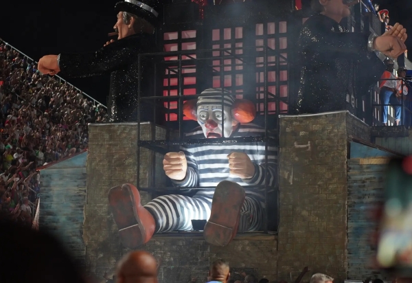 Bolsonaro passa mal na prisão após Lula ser ovacionado no carnaval