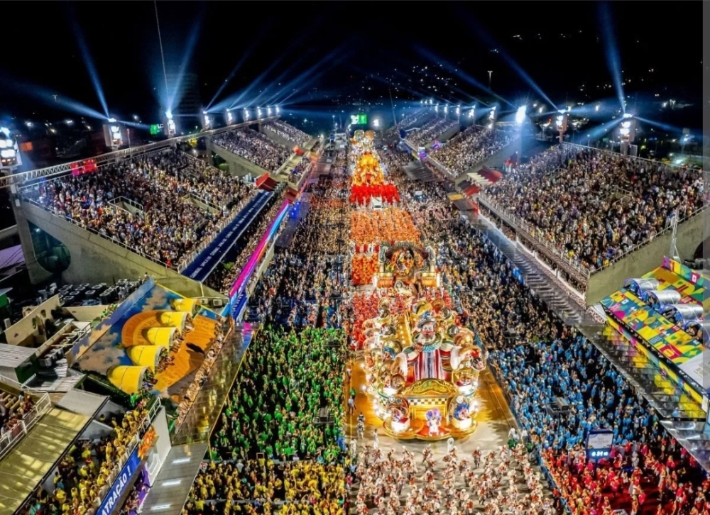 Quando a Avenida Vira Palanque: A Tradição Controversa dos Enredos Políticos