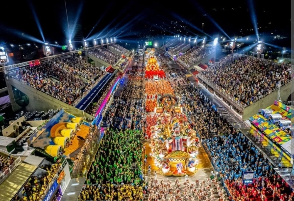 Quando a Avenida Vira Palanque: A Tradição Controversa dos Enredos Políticos