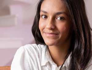 Aos 16 anos, Sophia Zuk transforma fé em música e emociona com o lançamento do EP autoral e o single ‘Vida Leve’