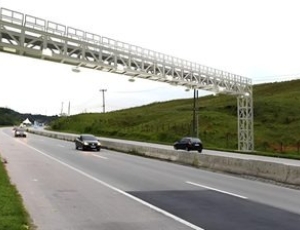 Contramão para escapar de pedágio eletrônico dá multa, processo e dor de cabeça