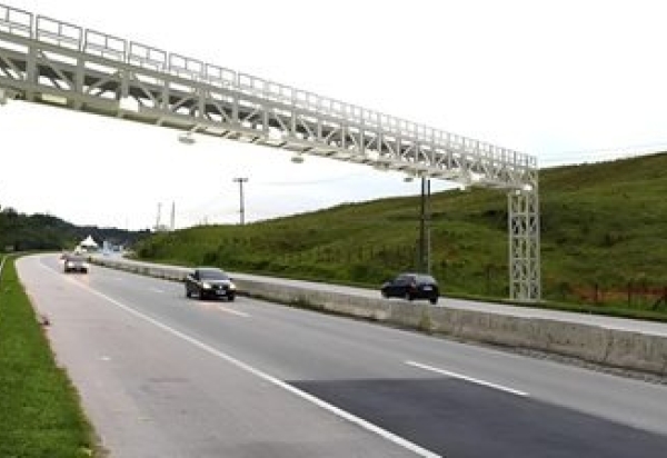 Contramão para escapar de pedágio eletrônico dá multa, processo e dor de cabeça
