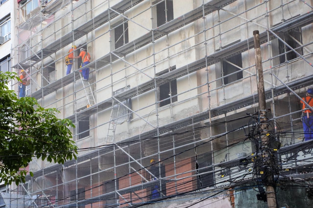 Prefeito Rodrigo Neves vistoria obras de reforma do Cinema Icaraí