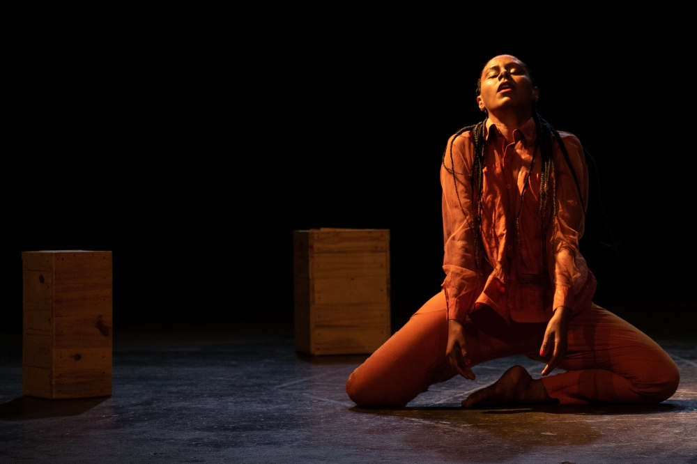 Espetáculo “REAL” retorna a Campinas e ocupa o palco do Sesc com solo autobiográfico sobre favela, memória e pertencimento