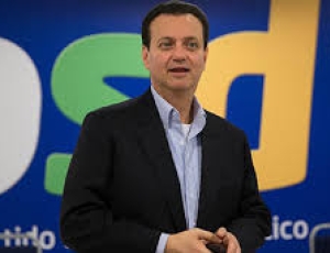 Desgaste entre Tarcísio de Freitas e Gilberto Kassab se intensifica e aliados falam em saída até abril