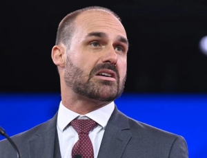 PF afasta Eduardo Bolsonaro de cargo por faltas não justificadas