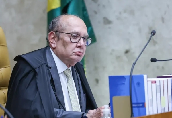 Gilmar defende inquérito das fake news que envolve Flávio Bolsonaro e outros do PL