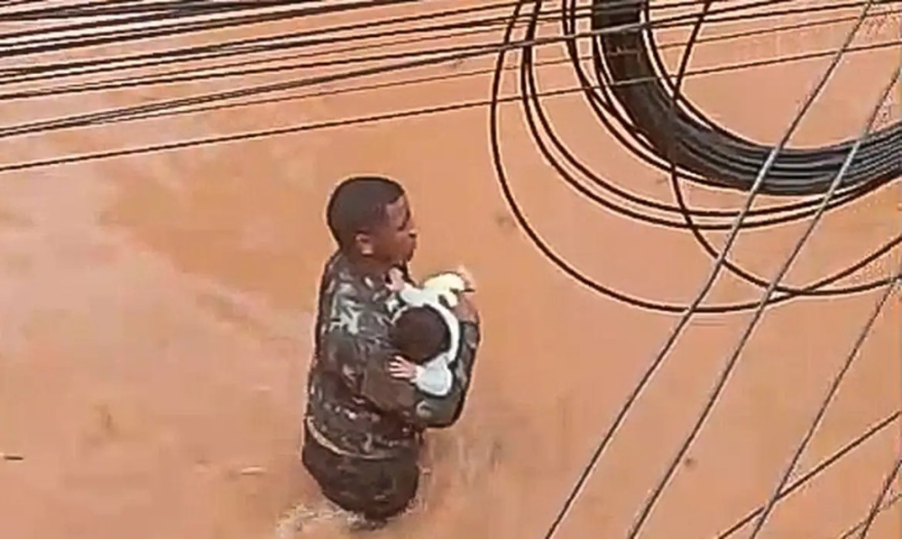 'Eu só fui': ex-soldado salva criança de inundação em Juiz de Fora
