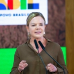 Gleisi critica participantes do ato Acorda, Brasil: “Fantasiados”