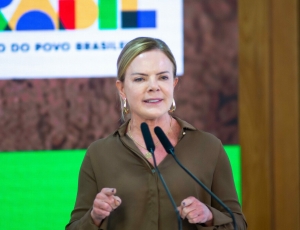 Gleisi critica participantes do ato Acorda, Brasil: “Fantasiados”