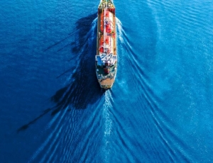 Seguro marítimo caro e medo paralisam petroleiros no estreito de Ormuz