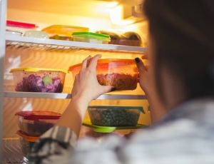 Folhas murchas nunca mais: como armazenar corretamente os alimentos na sua geladeira