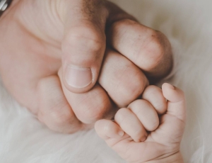 Justiça garante salário-maternidade ao pai após morte da mãe