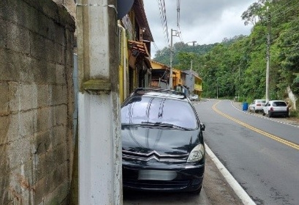 Falta de vagas e estacionamento irregular em Itaipava impactam na mobilidade em Itaipava e influenciam na economia