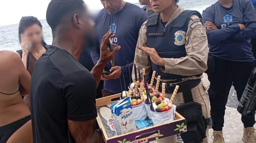 Ambulante cobra R$ 700 de turistas por dois açaís e acaba preso no Rio de Janeiro