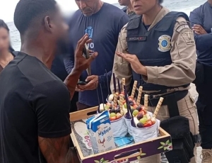 Ambulante cobra R$ 700 de turistas por dois açaís e acaba preso no Rio de Janeiro