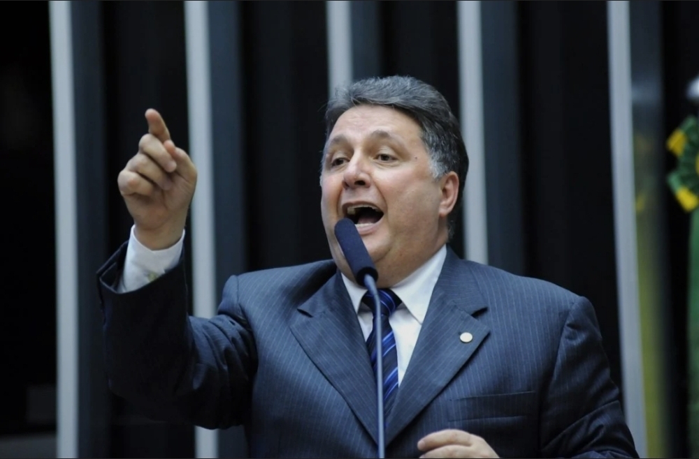 Garotinho é obrigado pela Justiça a apagar post sobre vida íntima de secretária da Seap