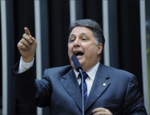 Garotinho é obrigado pela Justiça a apagar post sobre vida íntima de secretária da Seap