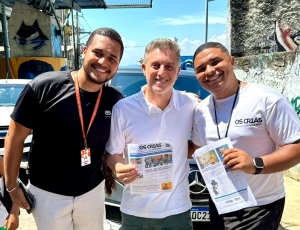 A favela também faz jornalismo: Luciano Huck conhece o Somos Os Crias na Providência