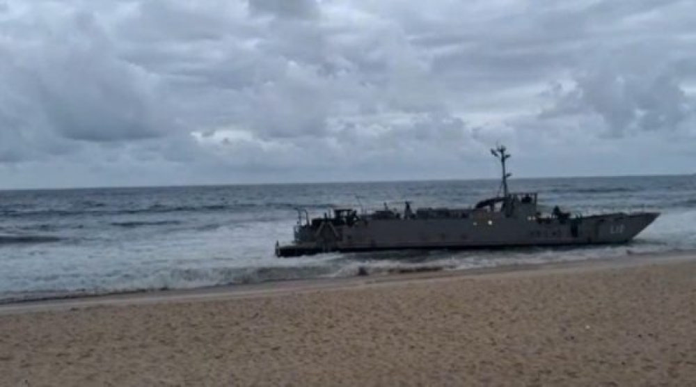 Marinha fazendo vergonha: Navio militar e duas embarcações de reboque ficam presos na Praia da Macumba