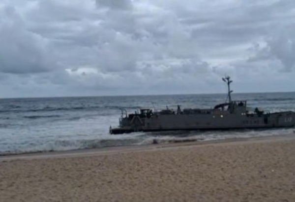 Marinha fazendo vergonha: Navio militar e duas embarcações de reboque ficam presos na Praia da Macumba