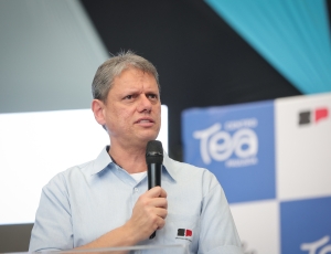 Tarcísio se irrita com pesquisas que mostram candidatos da esquerda na frente para o Senado em São Paulo