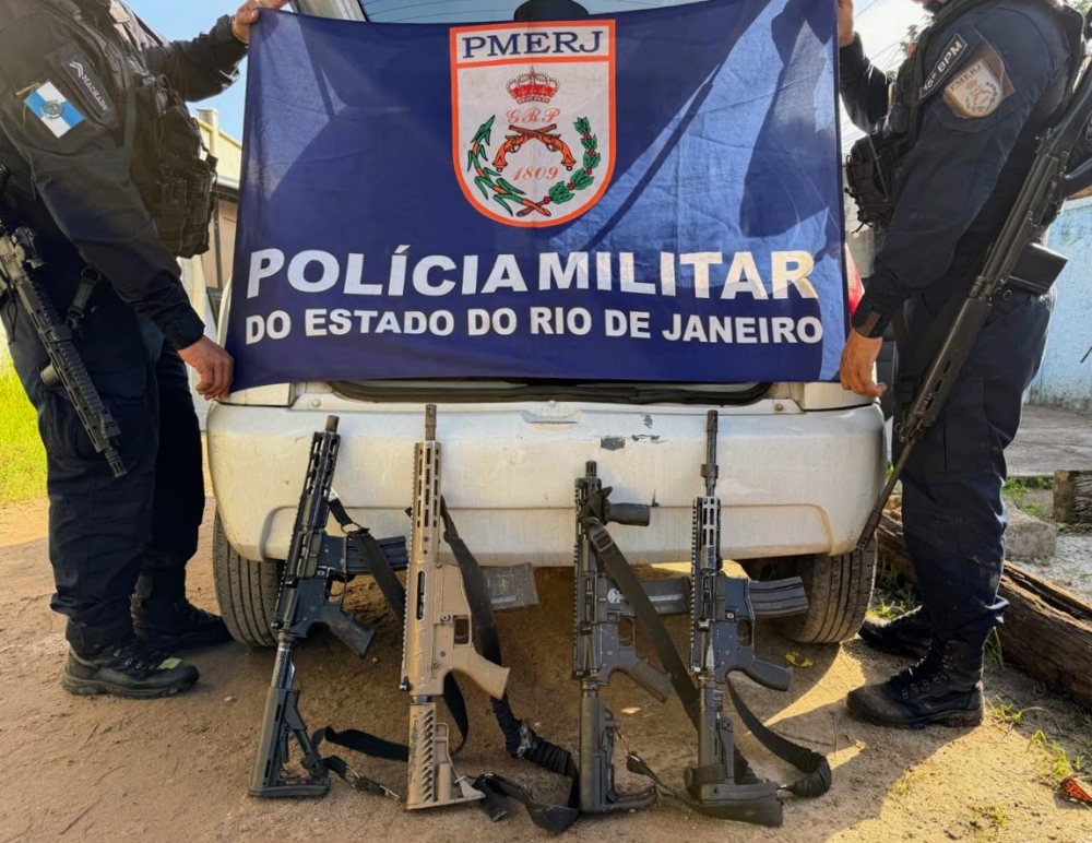 Polícia Militar prende quatro criminosos e apreende fuzis em operação em Duque de Caxias