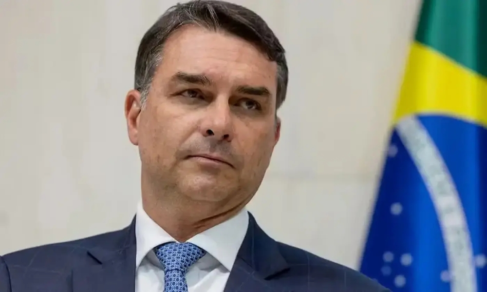 Flávio Bolsonaro: ex-assessora é denunciada por lavar dinheiro da milicia