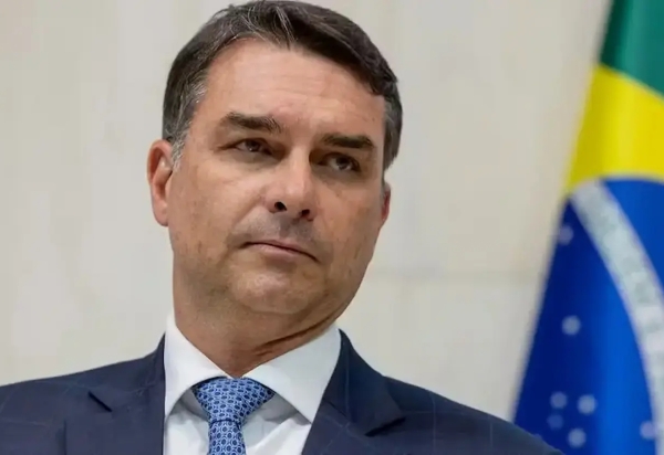 Flávio Bolsonaro: ex-assessora é denunciada por lavar dinheiro da milicia