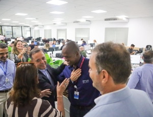 Prefeito de Niterói visita base operacional da Enel no Barreto