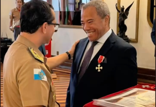 Dr. Silva Neto é condecorado com Medalha Mérito Avante Bombeiro em cerimônia oficial no Rio