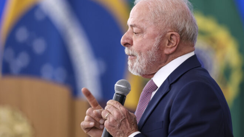 Lula diz que eleição será disputa entre 'verdade e mentira' no Brasil
