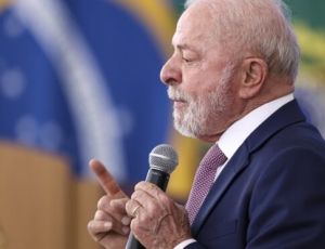 Lula diz que eleição será disputa entre 'verdade e mentira' no Brasil