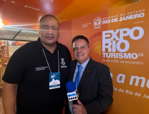 Secretário Leandro Monteiro destaca tradição artesanal da Beija-Flor de Nilópolis na Expo Rio Turismo 2026