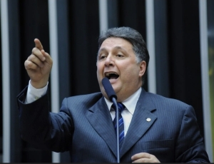 Chequinho em xeque: Zanin anula sentença e ex-governador mira 2026