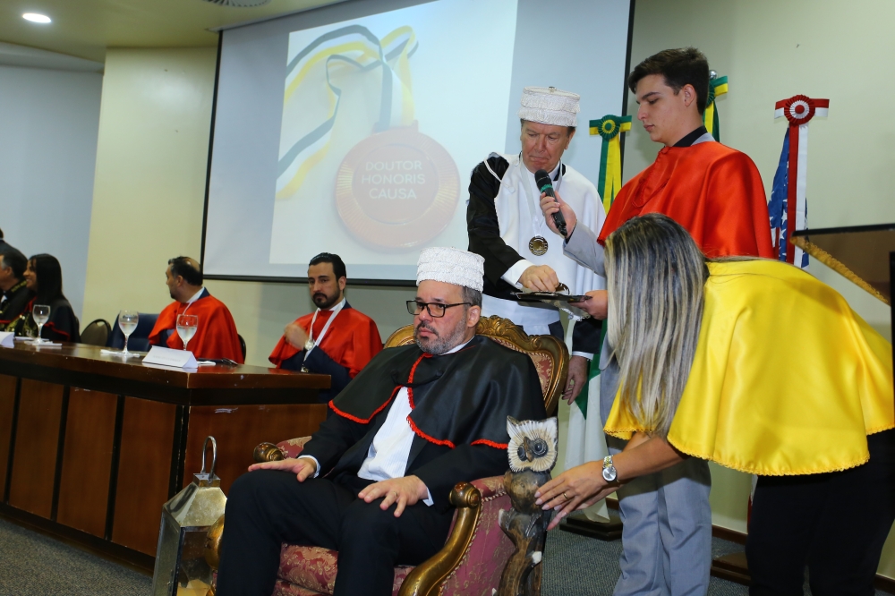 Ralph Lichotti é homenageado com Título de 'DOUTOR HONORIS CAUSA' em Direito e Ciências Políticas — Reconhecimento à vida dedicada à Democracia