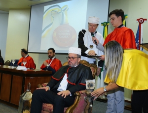 Ralph Lichotti é homenageado com Título de 'DOUTOR HONORIS CAUSA' em Direito e Ciências Políticas — Reconhecimento à vida dedicada à Democracia