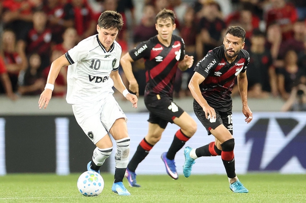Athletico-PR domina e vence o Botafogo na Arena da Baixada pelo Brasileirão