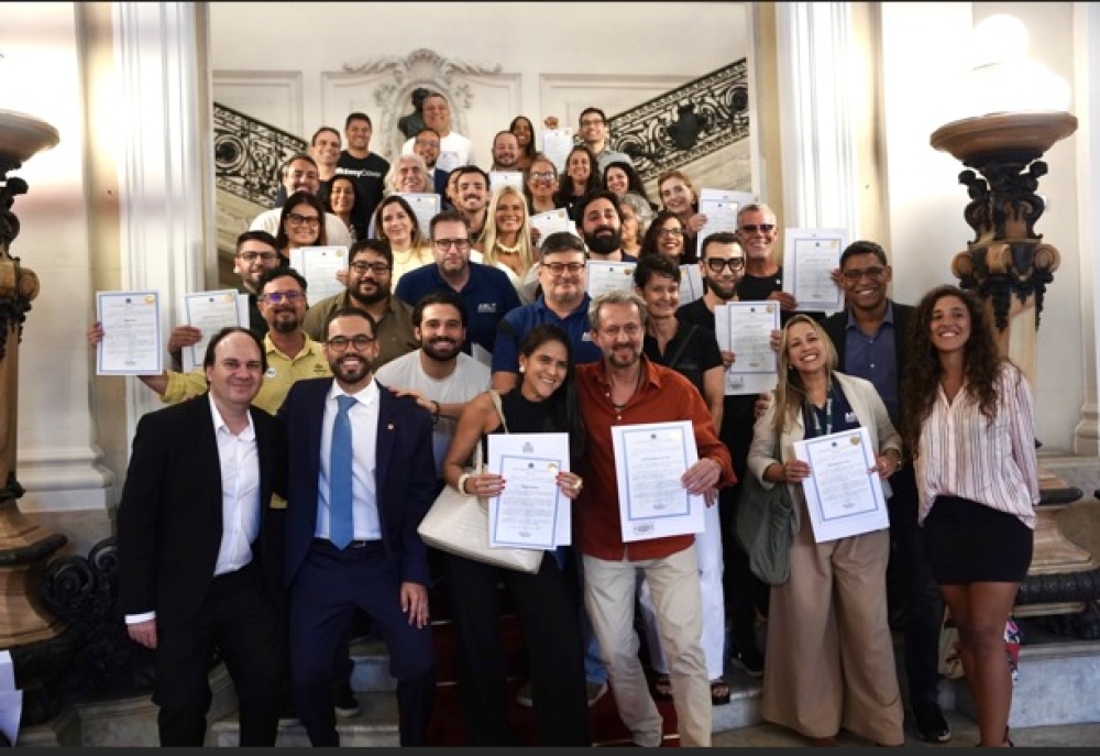 Com presença do Poder Executivo, Câmara do Rio homenageia anfitriões e administradores do segmento de locação por temporada 