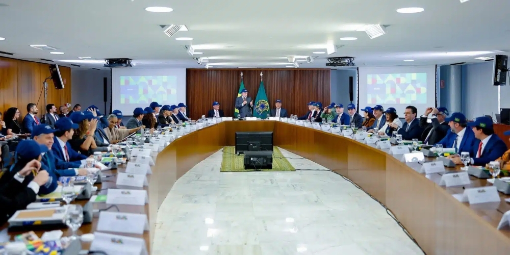 Lula faz reunião ministerial antes de debandada de ministros; veja lista de quem sai
