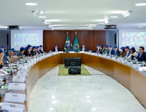 Lula faz reunião ministerial antes de debandada de ministros; veja lista de quem sai