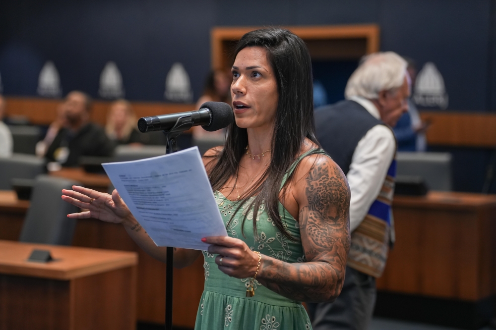 Deputada Índia Armelau faz homenagem a PM baleado em Jacarepaguá