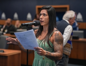 Deputada Índia Armelau faz homenagem a PM baleado em Jacarepaguá