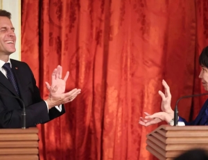 Não é IA: primeira-ministra do Japão faz disputa de Kamehameha com presidente da França