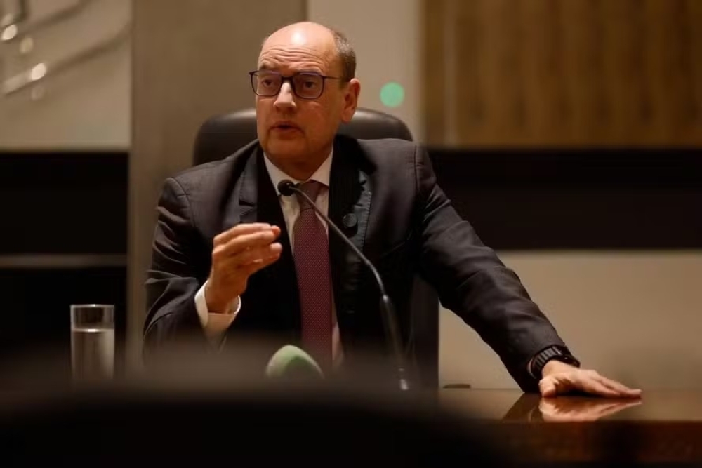 Governador concede gratificação de R$ 3 mil a 45 mil funcionários da Educação