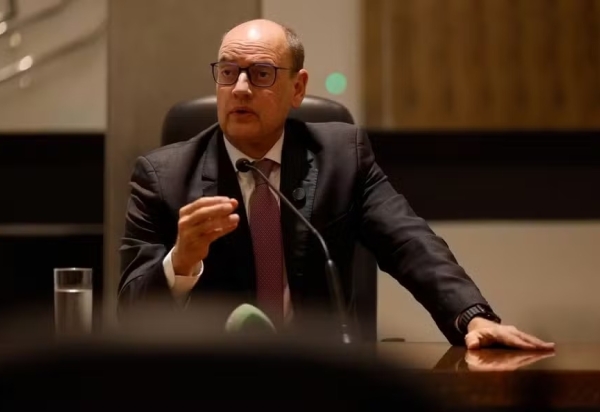 Governador concede gratificação de R$ 3 mil a 45 mil funcionários da Educação