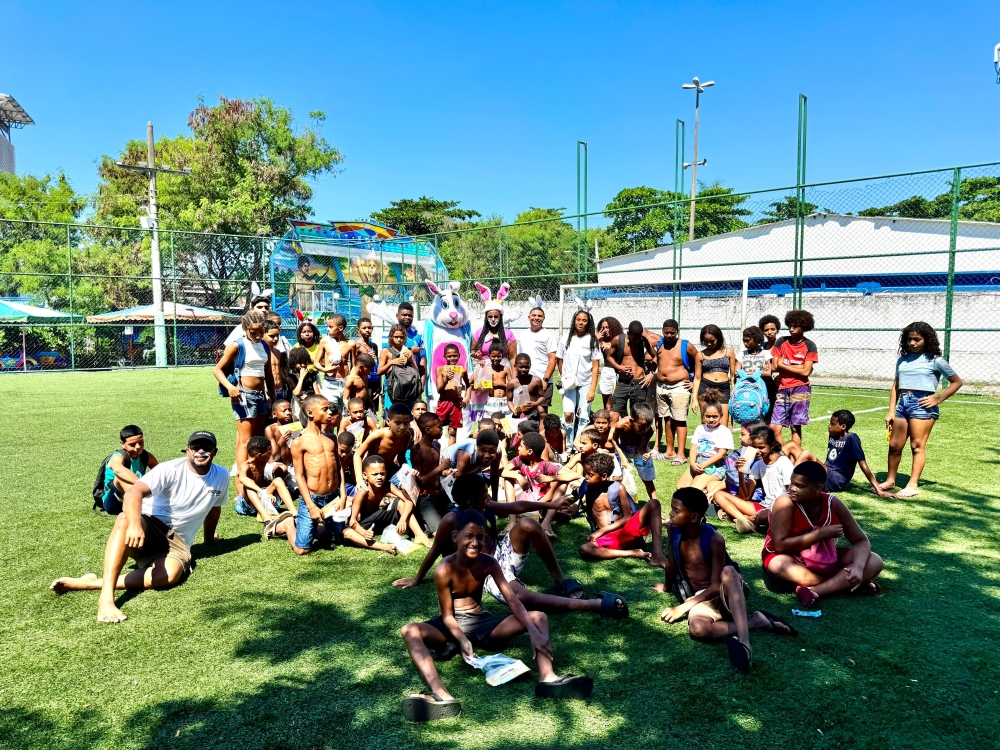O Coelho dos Crias levou chocolate e esperança a crianças em comunidades do Rio