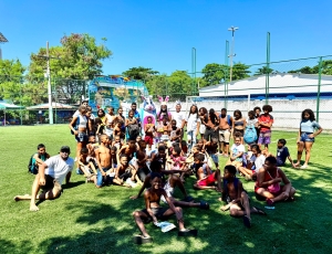 O Coelho dos Crias levou chocolate e esperança a crianças em comunidades do Rio